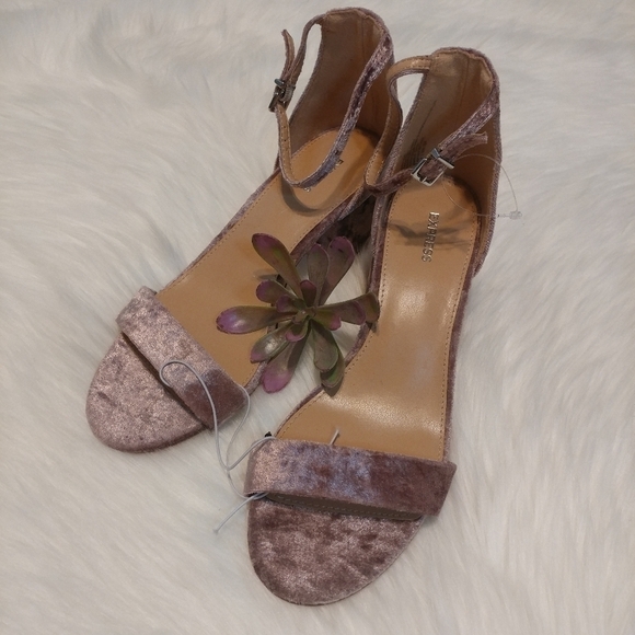 🥳Host Pick 🥳 NWOT Express Pink Velvet Chunky Heel - Picture 2 of 8